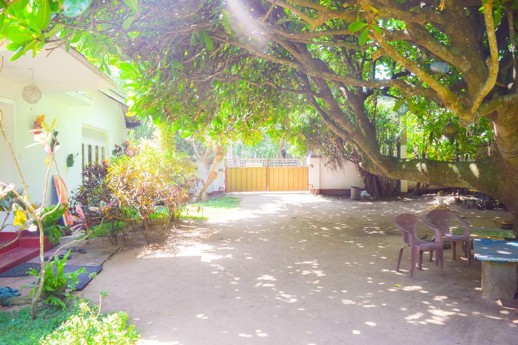 Shammie Guest House Hikkaduwa Exteriör bild